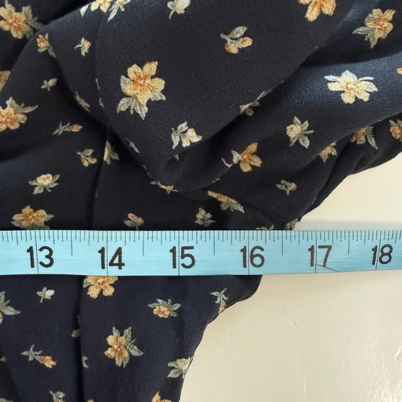 American Eagle Black Ditsy Floral Long Sleeve V Neck Smockec Crop Top Blouse MED - Picture 10 of 11